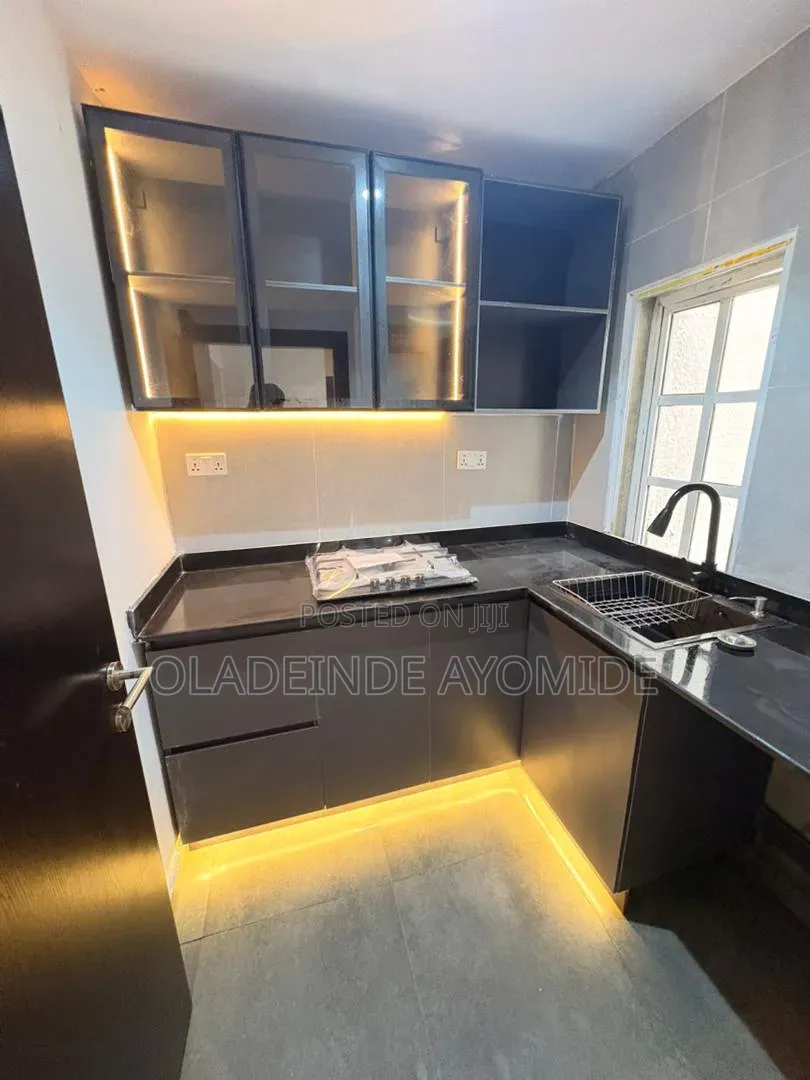 2bdrm Apartment in Lekki Phase 1 for rent