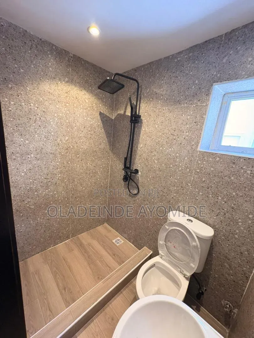 2bdrm Apartment in Lekki Phase 1 for rent