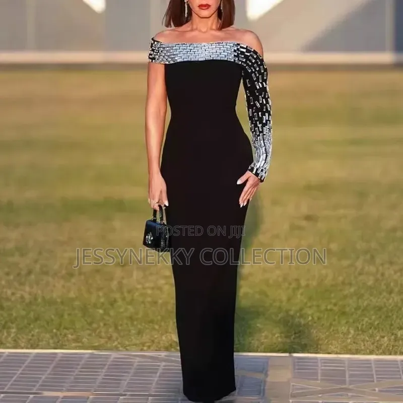 Classic Luxurious Ladies Bandage Dress With Rihnostone in One Hand