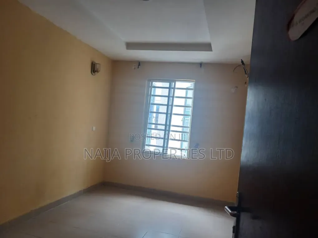 2bdrm Apartment in Mobil Rd, Ajiwe for rent