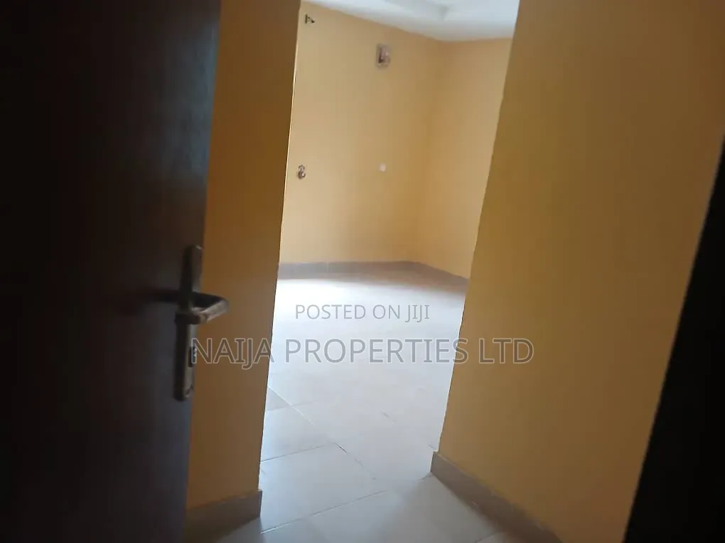 2bdrm Apartment in Mobil Rd, Ajiwe for rent