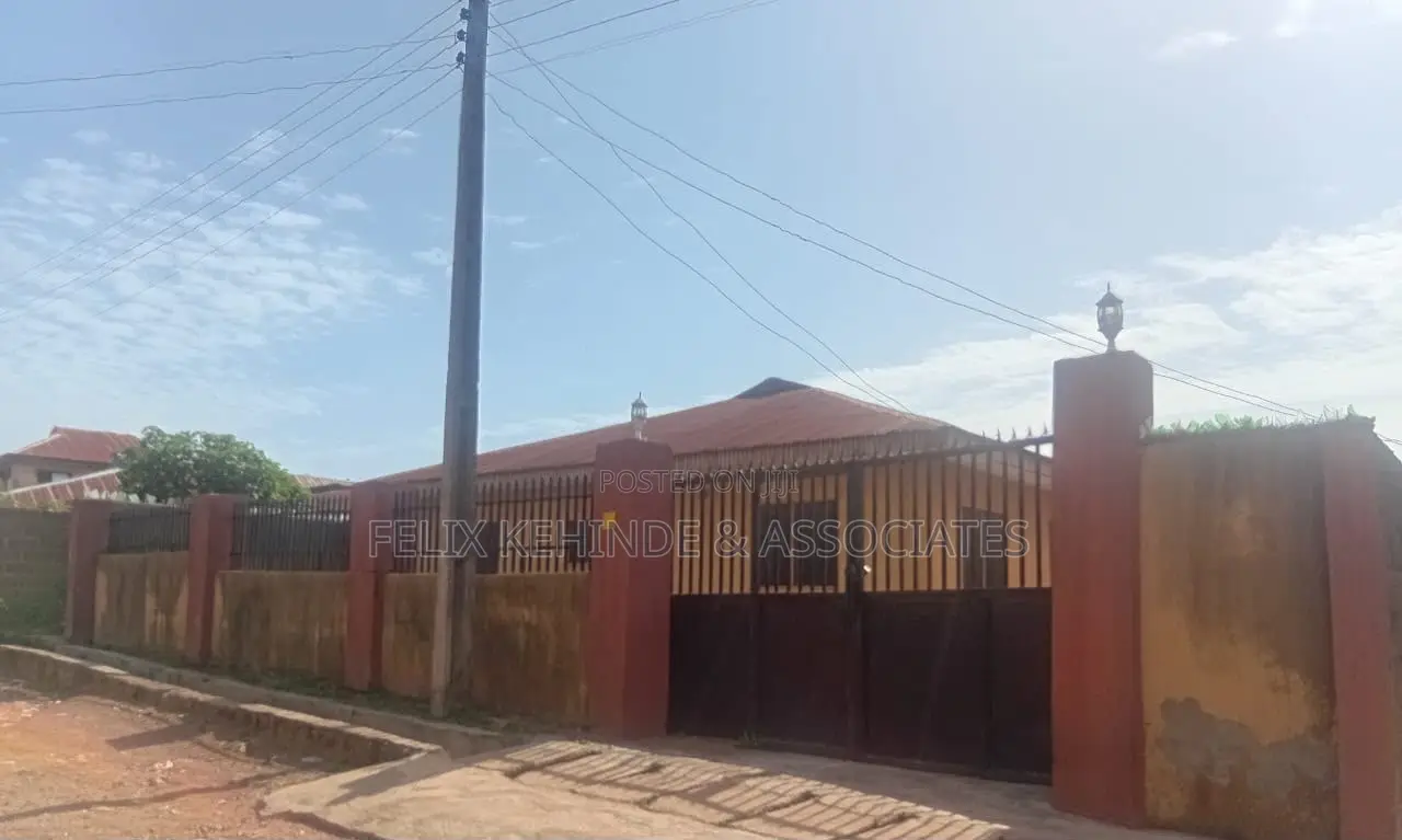 6bdrm Bungalow in Elewuro Estate, for sale