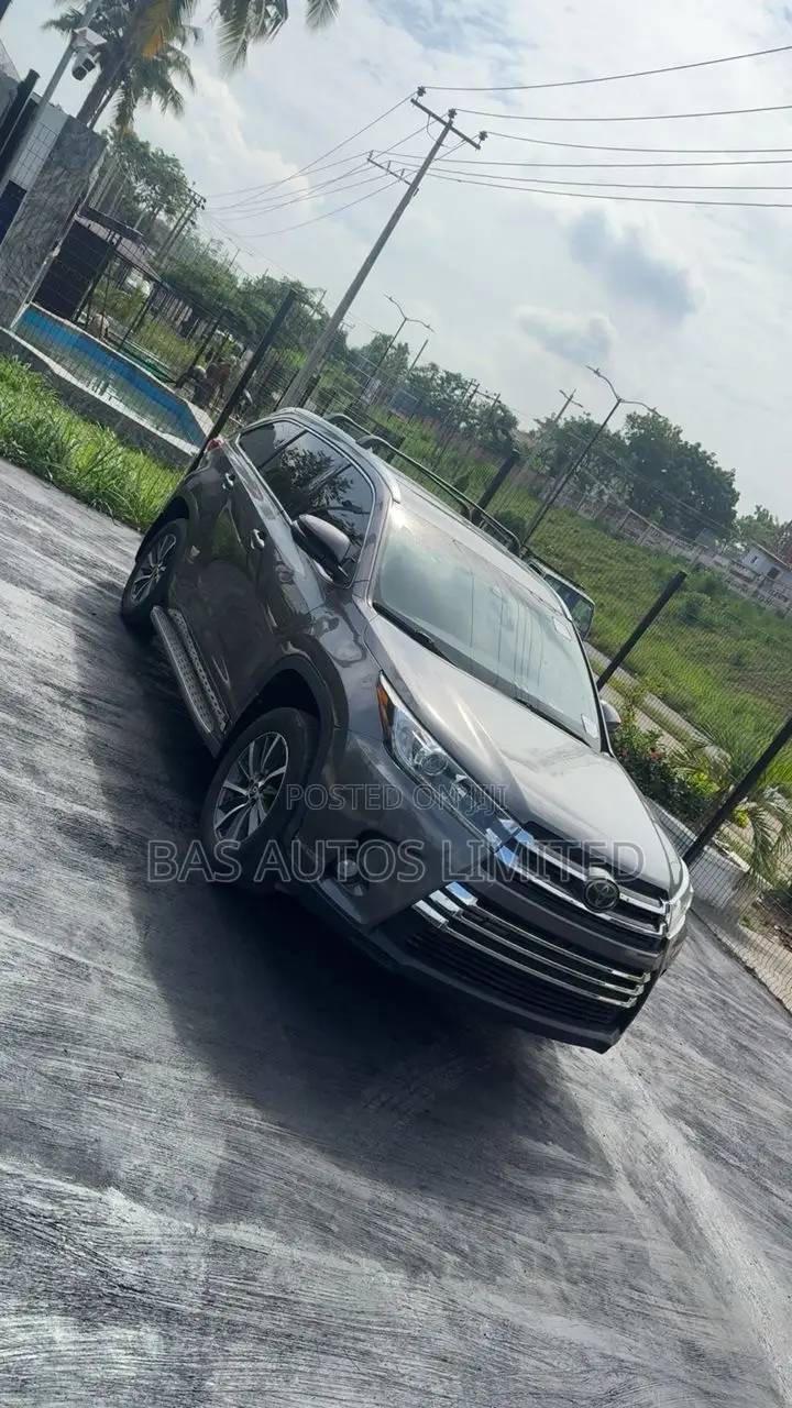Toyota Highlander XLE 4x2 V6 (3.5L 6cyl 8A) 2017 Brown