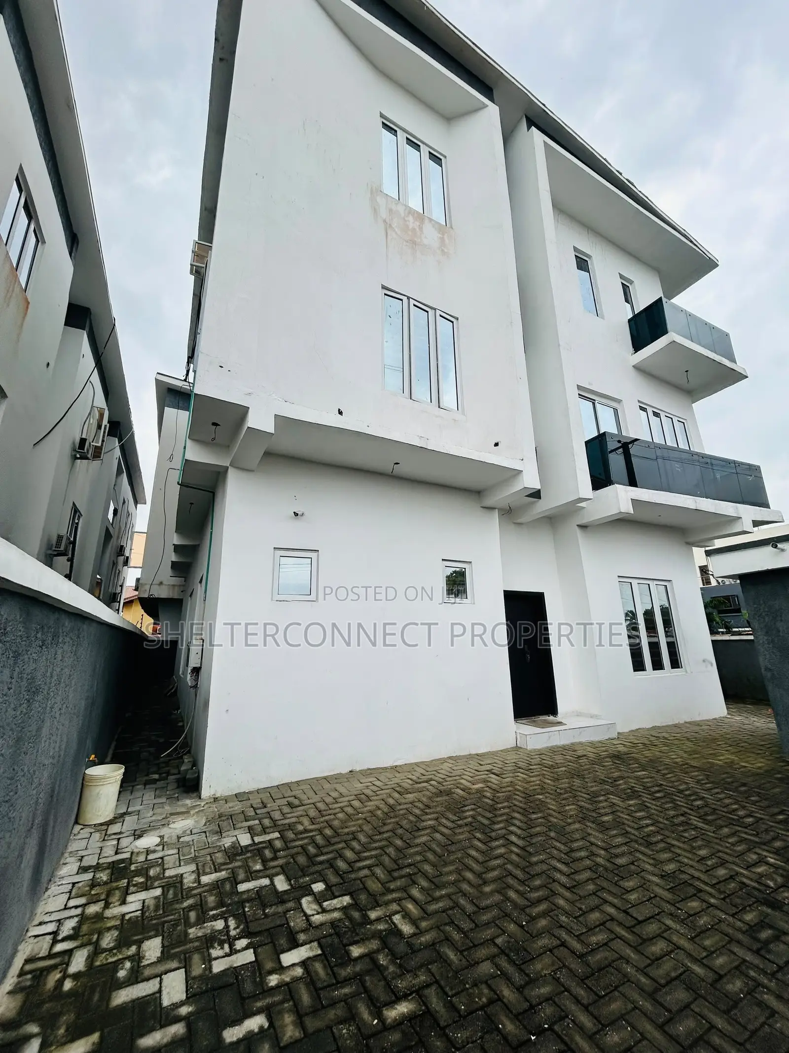 2bdrm Apartment in Lekki Phase 1 for rent