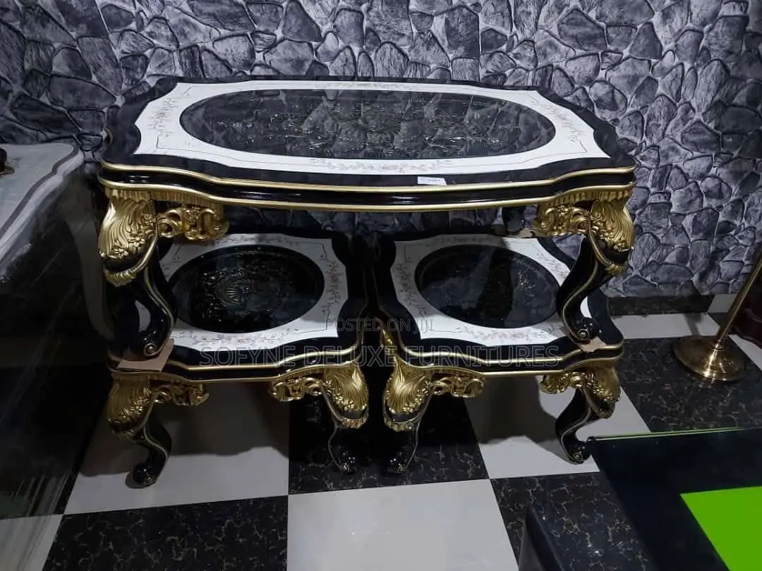 Royal Design Center Table With Stools