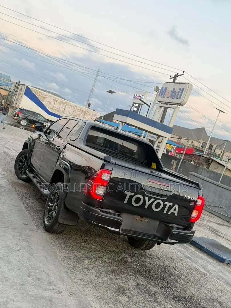 Toyota Hilux 2023 Black