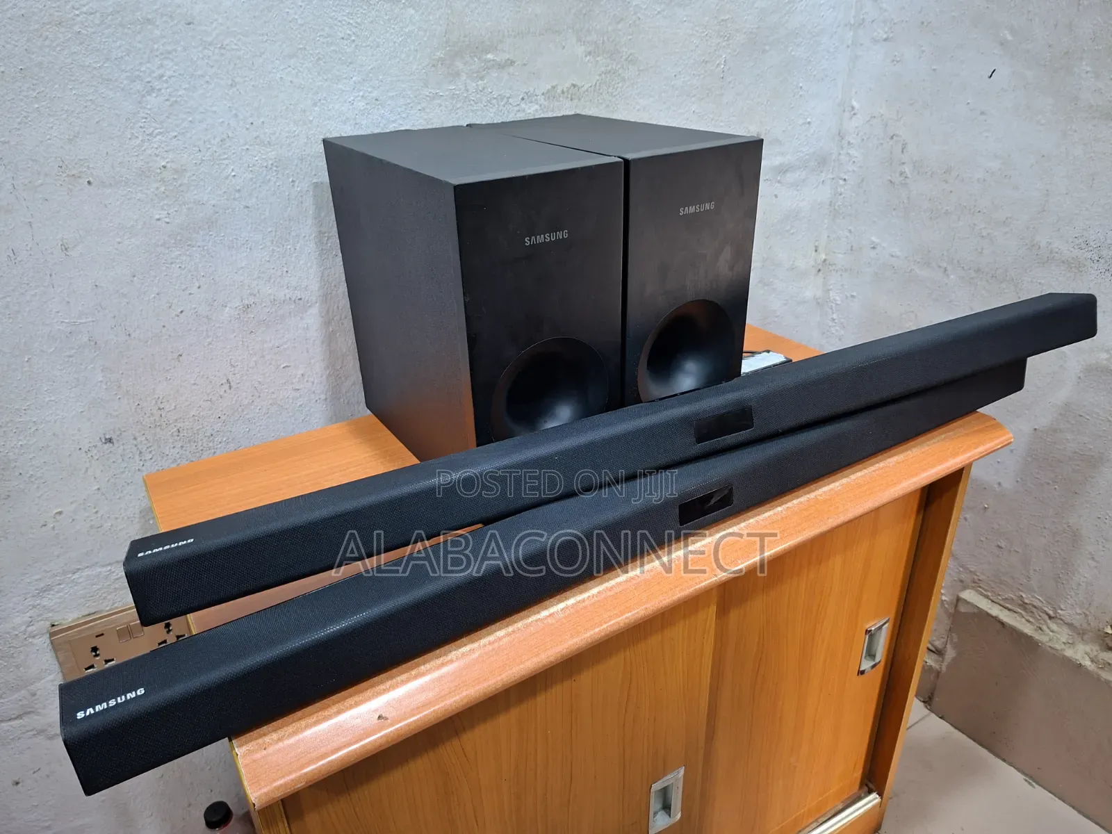 Samsung Airtrack Soundbar HW-J355 With Its Woofer