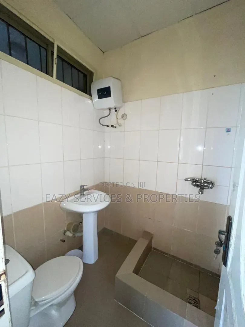 4bdrm Duplex in Gated And Secured, Chevron for rent