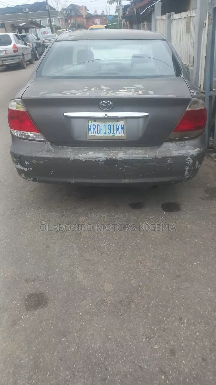 Toyota Camry LE 4dr Sedan (2.4L 4cyl 5A) 2005 Gray