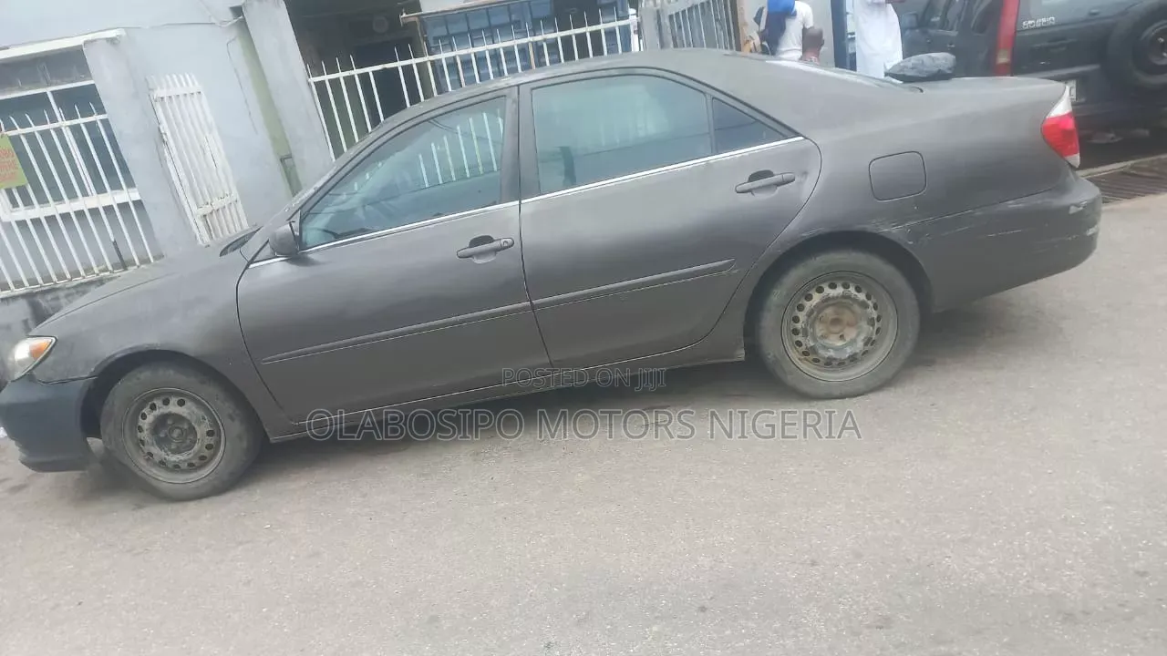 Toyota Camry LE 4dr Sedan (2.4L 4cyl 5A) 2005 Gray