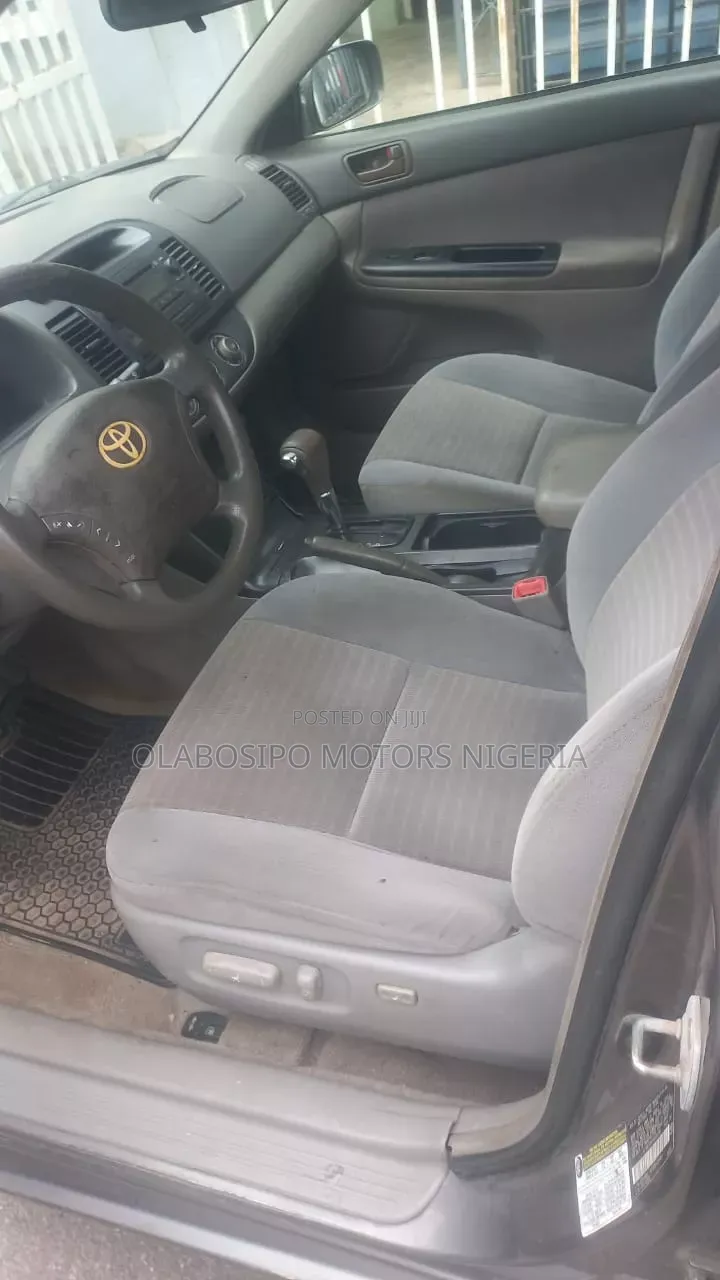 Toyota Camry LE 4dr Sedan (2.4L 4cyl 5A) 2005 Gray