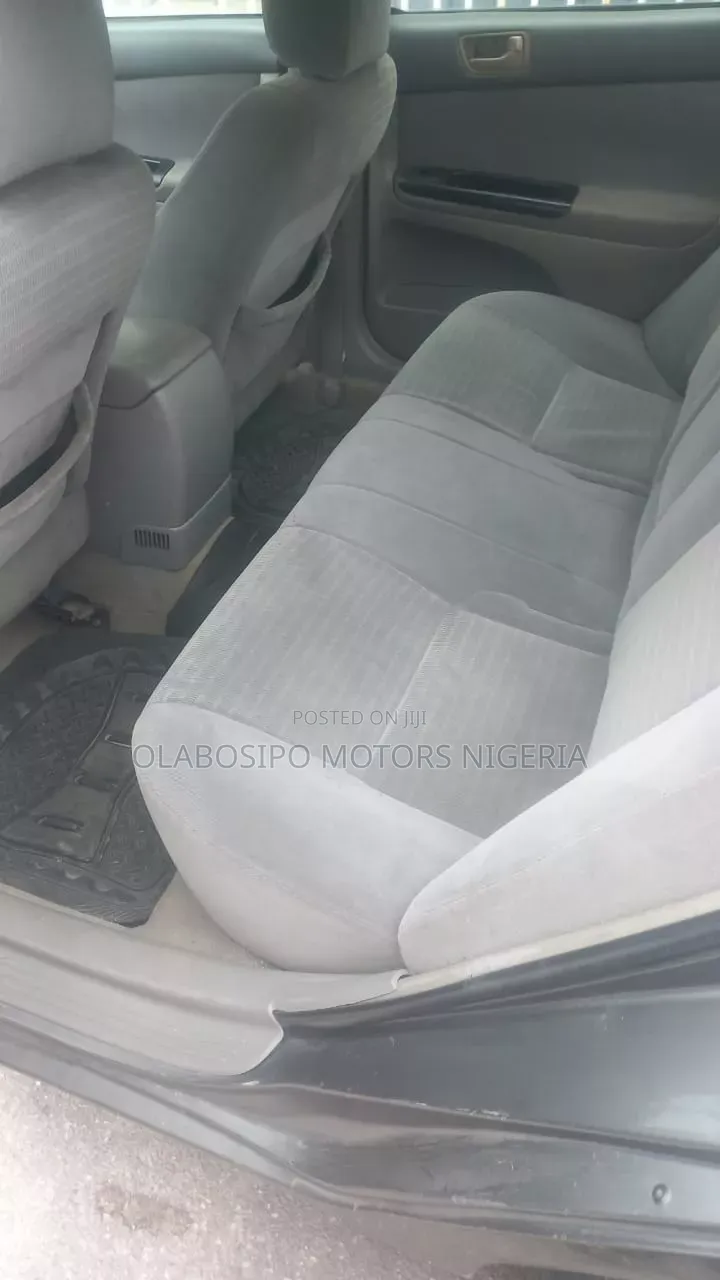 Toyota Camry LE 4dr Sedan (2.4L 4cyl 5A) 2005 Gray