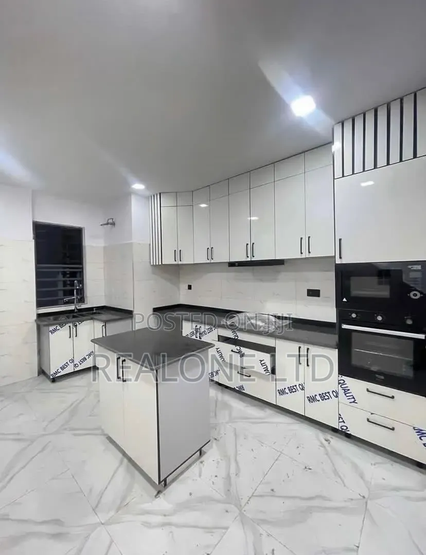 2bdrm Apartment in Lekki Phase 1 for rent