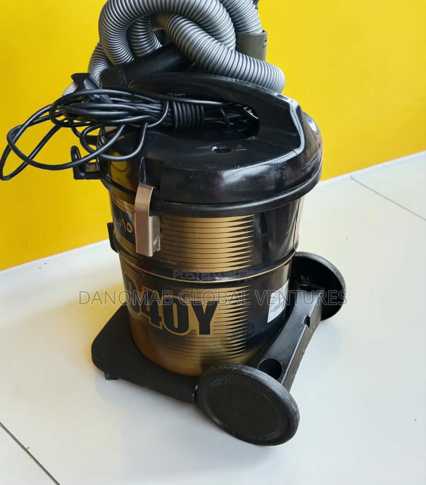 Hitachi Wet and Dry Vacuum Cleaner With Inbuilt Blower