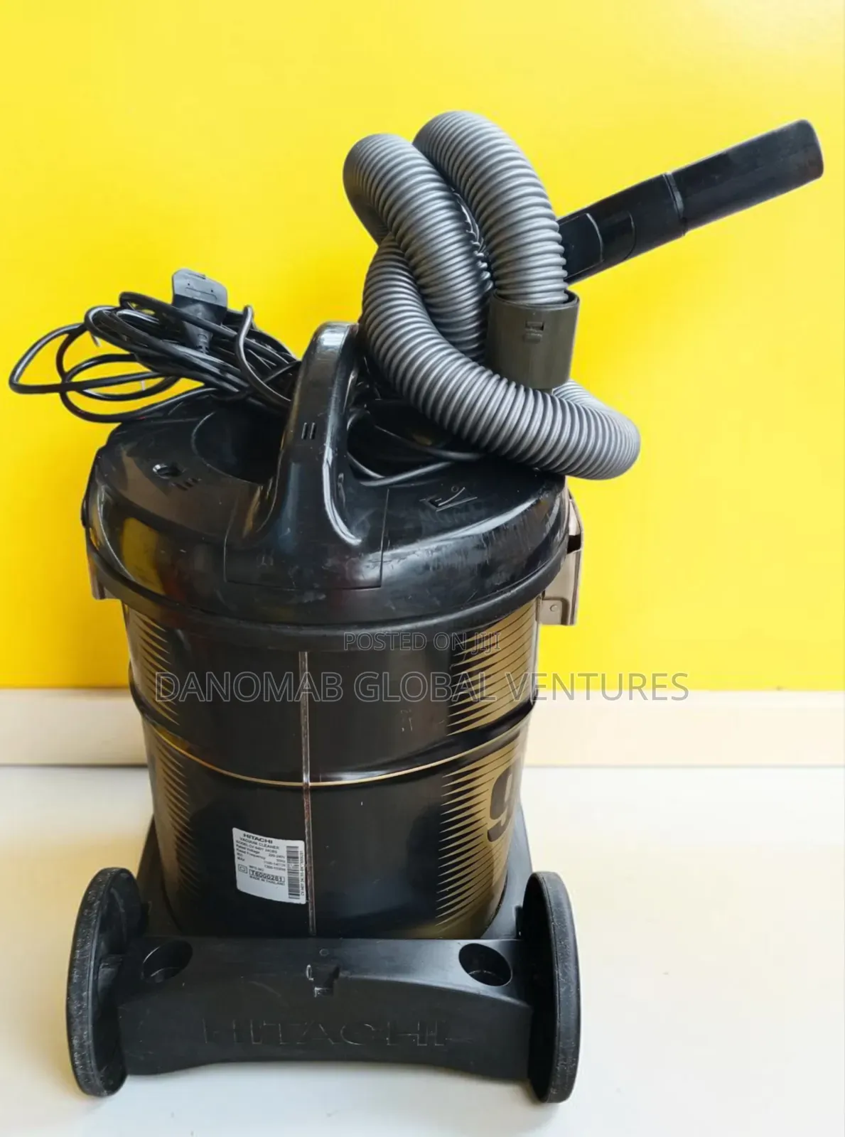 Hitachi Wet and Dry Vacuum Cleaner With Inbuilt Blower