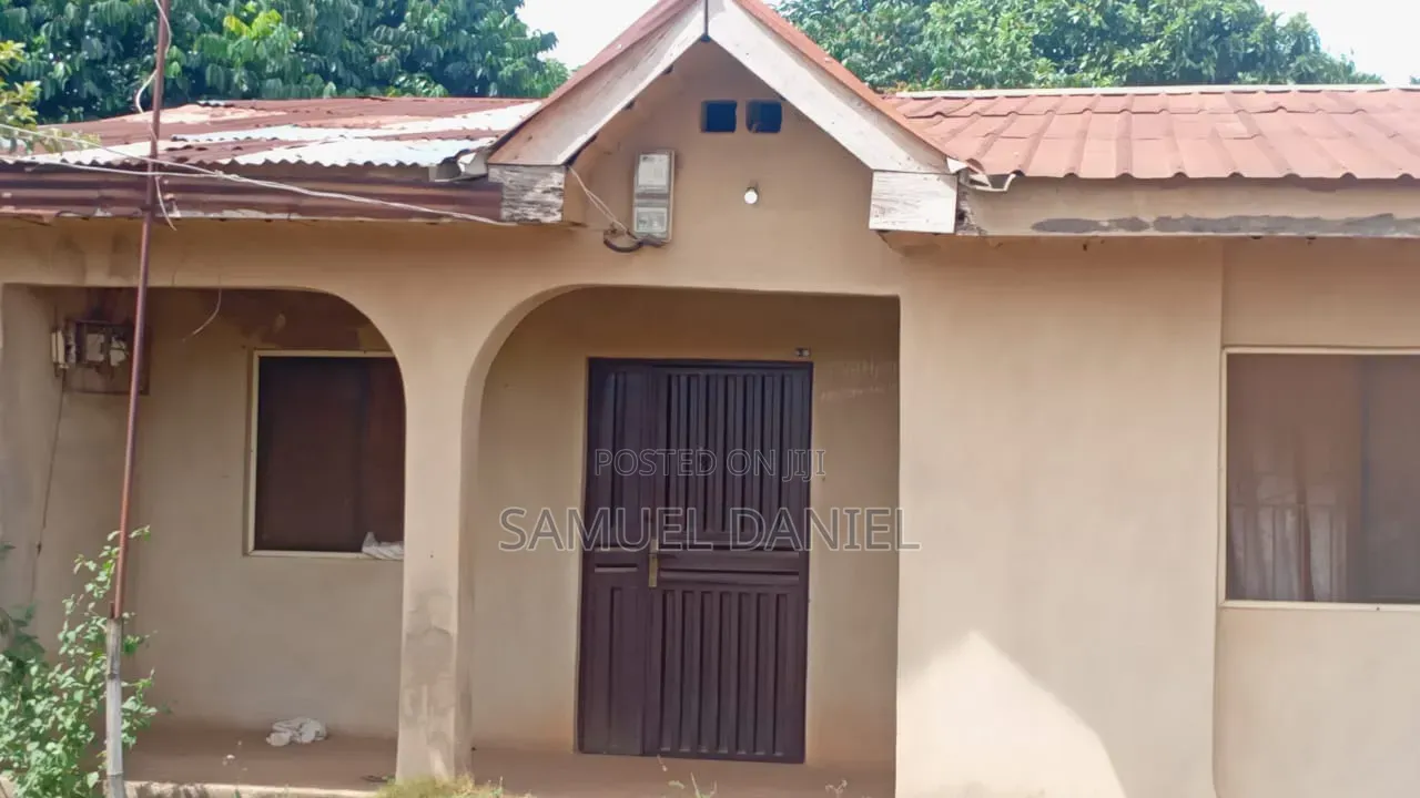4bdrm Bungalow in Lucky Fibre Estate, Ikorodu Garage for sale