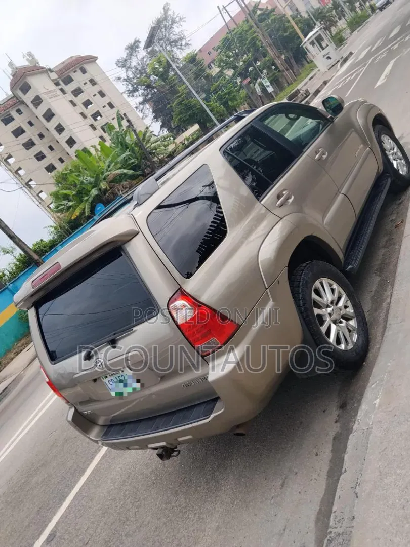Toyota 4-Runner SR5 4x4 V6 2006 Gold
