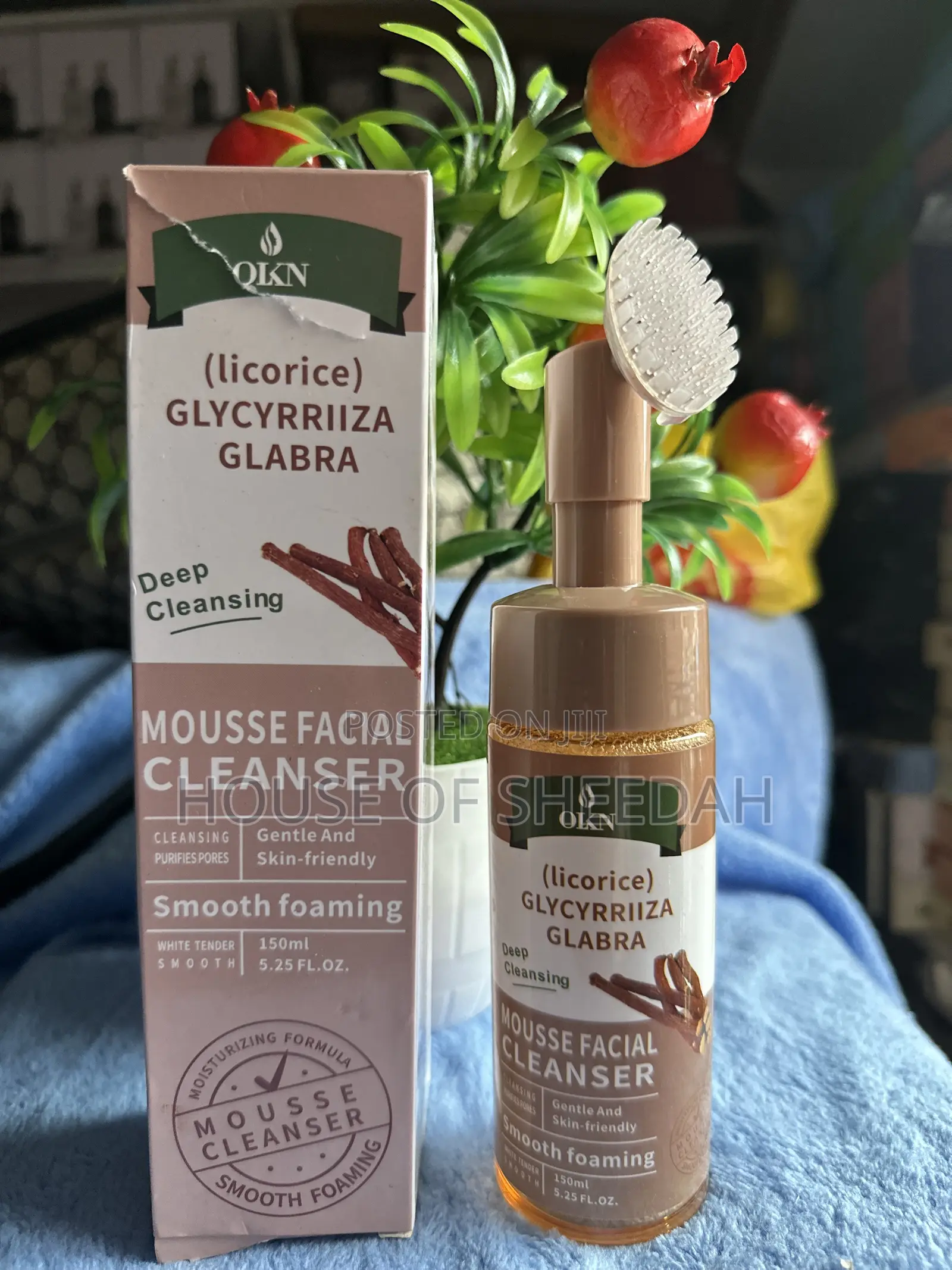 Facial Cleansers With Built-in Silicone Brush Applicators