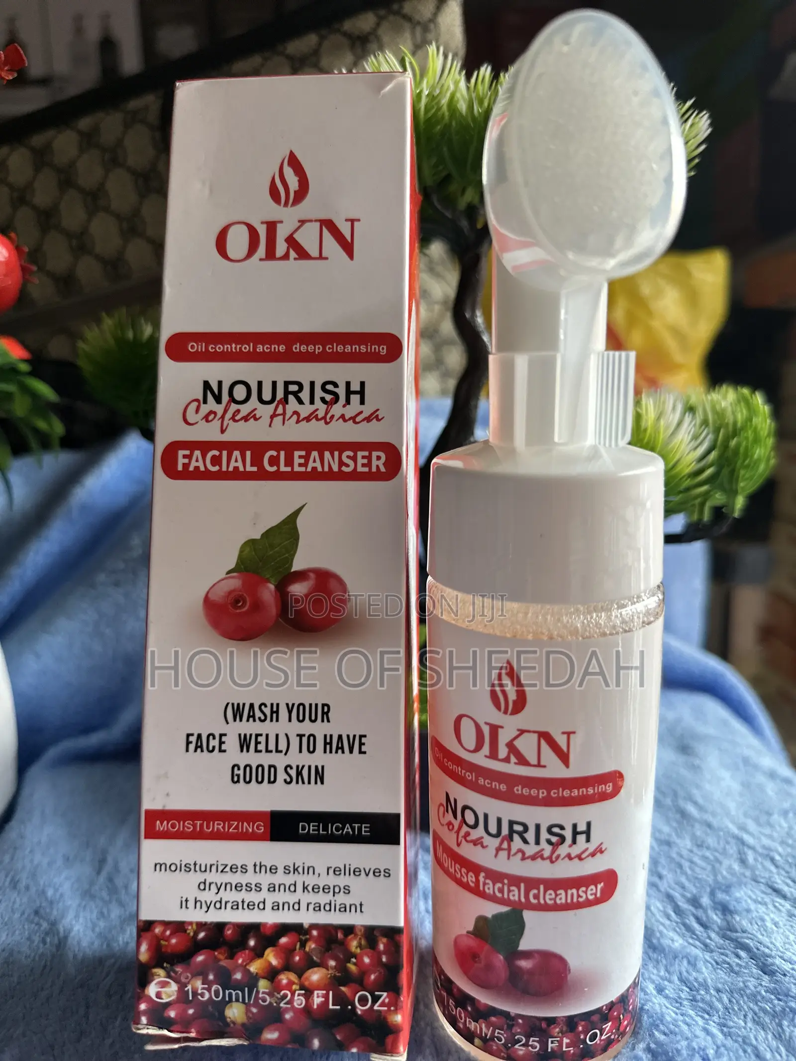 Facial Cleansers With Built-in Silicone Brush Applicators