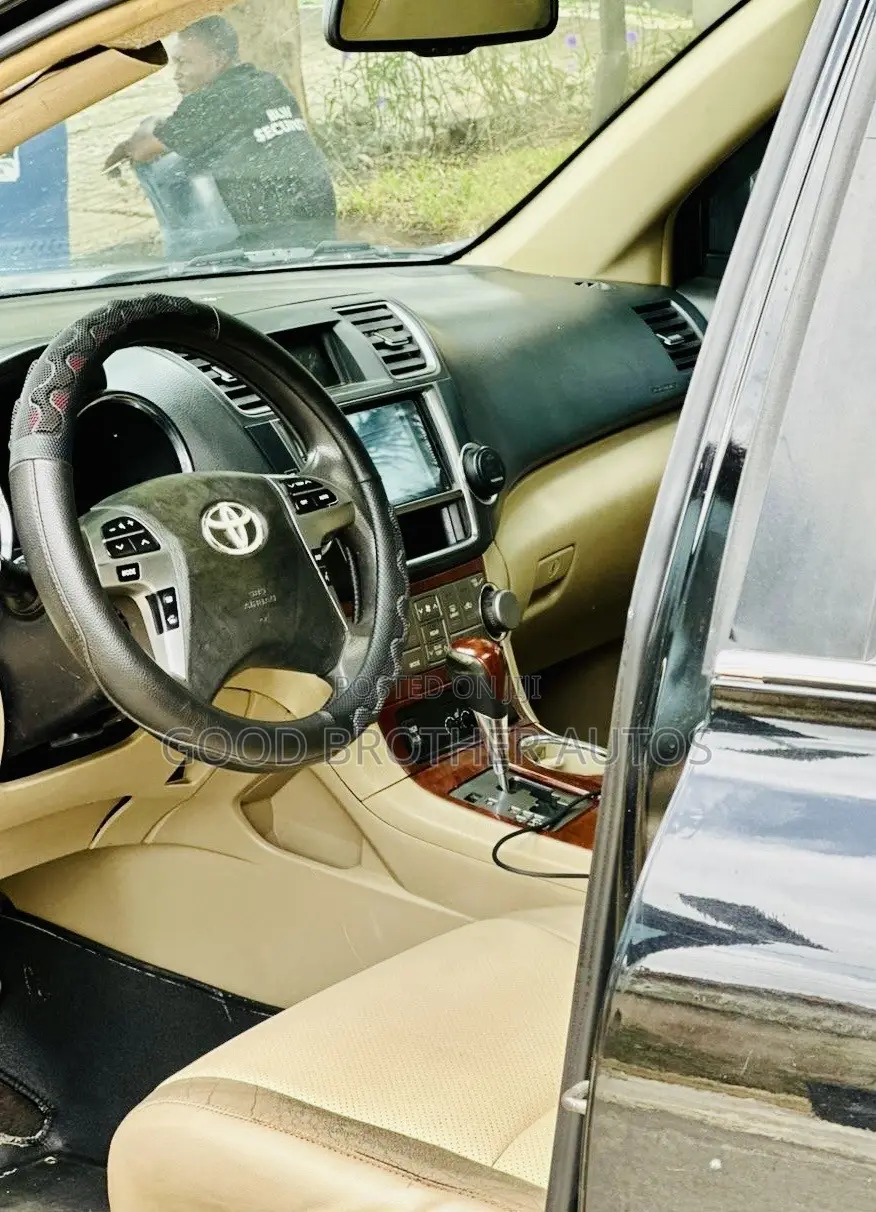 Toyota Highlander Limited Platinum 4dr SUV AWD (3.5L 6cyl 6A) 2014