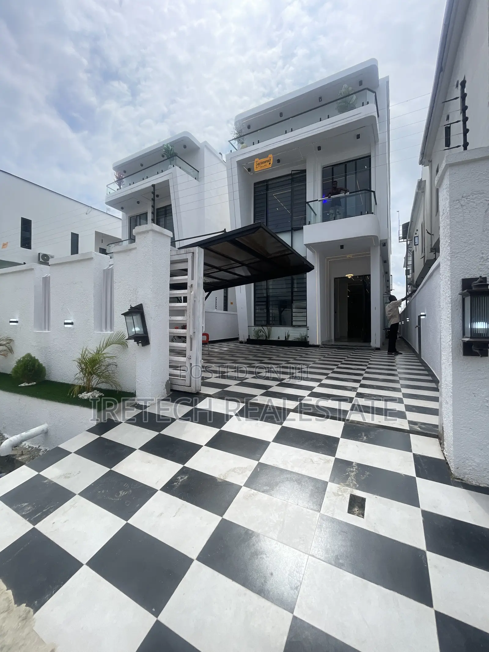 5bdrm Duplex in In A Gated Estate, Off Lekki-Epe Expressway for sale