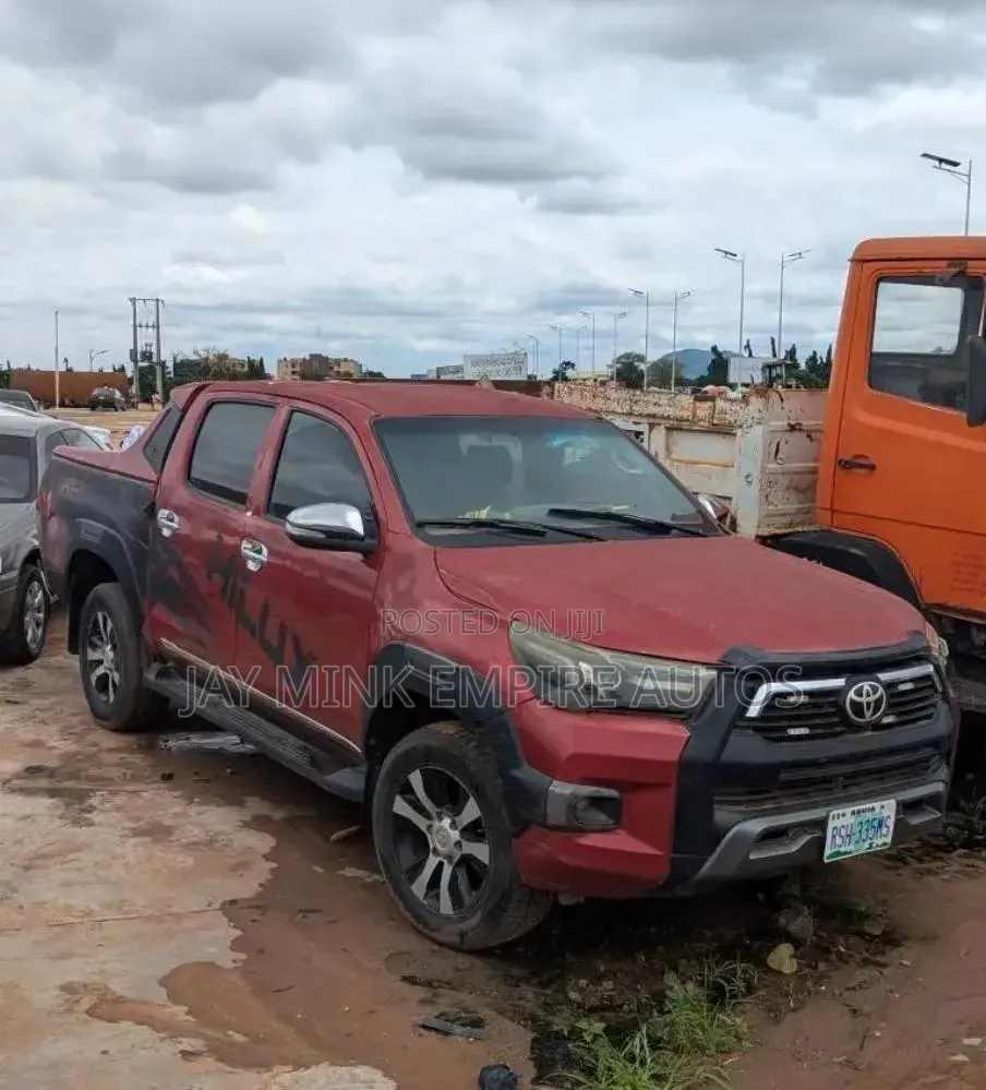 Toyota Hilux 2010 Red