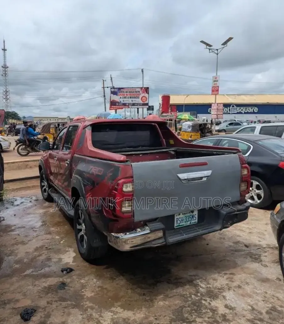 Toyota Hilux 2010 Red