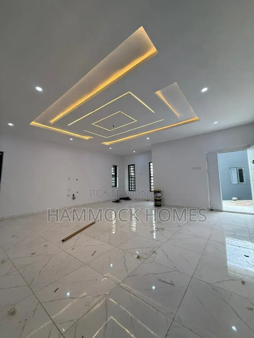 5bdrm Duplex in Akobo for sale