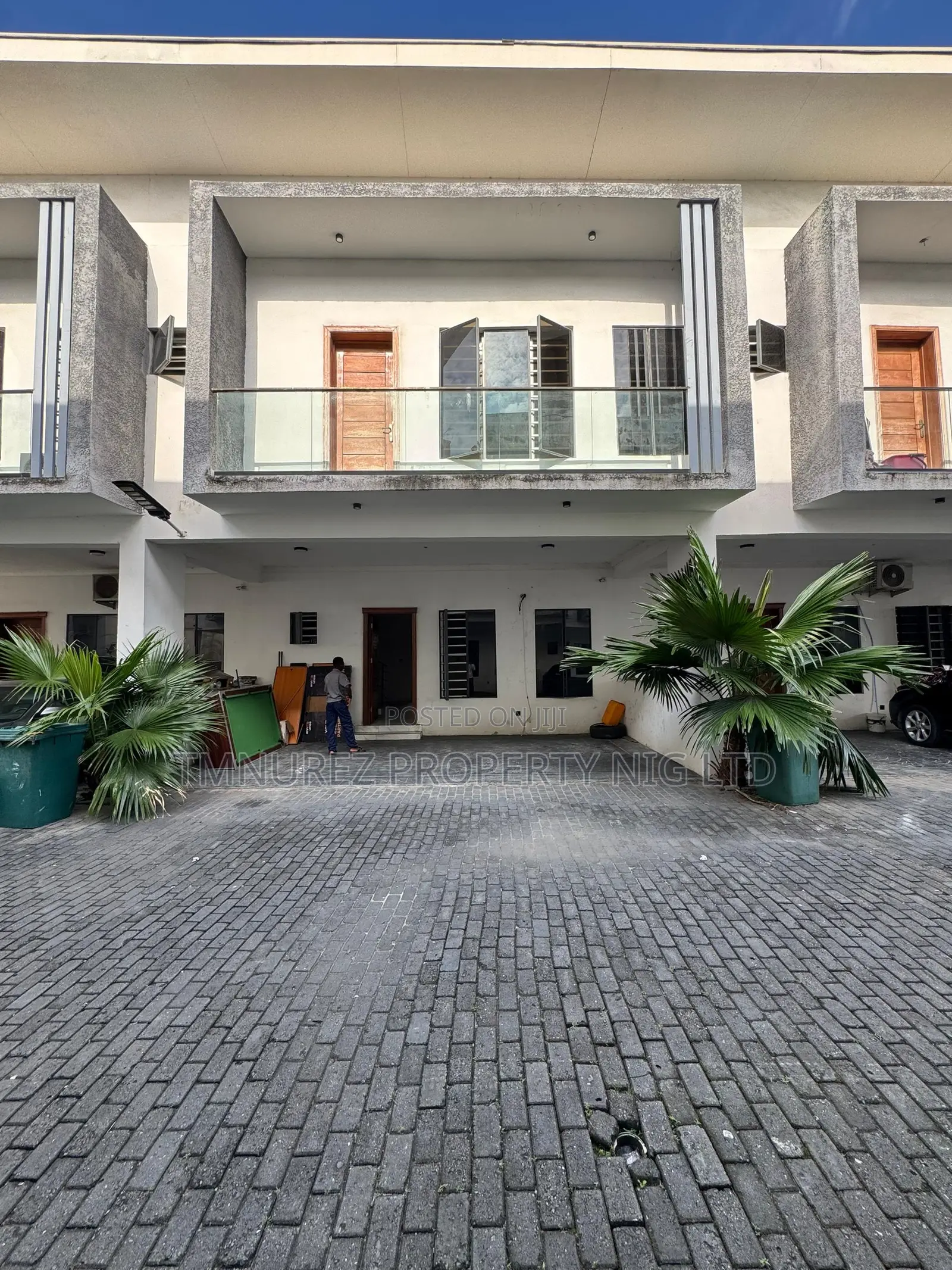 4bdrm Duplex in Chevron for rent