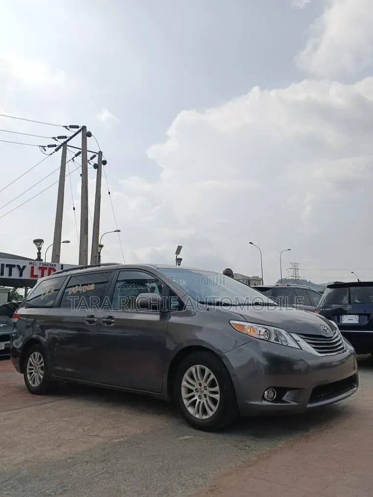 Toyota Sienna 2015 Gray