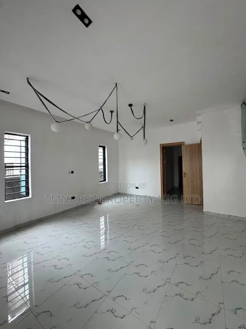 4bdrm Duplex in Chevron for rent