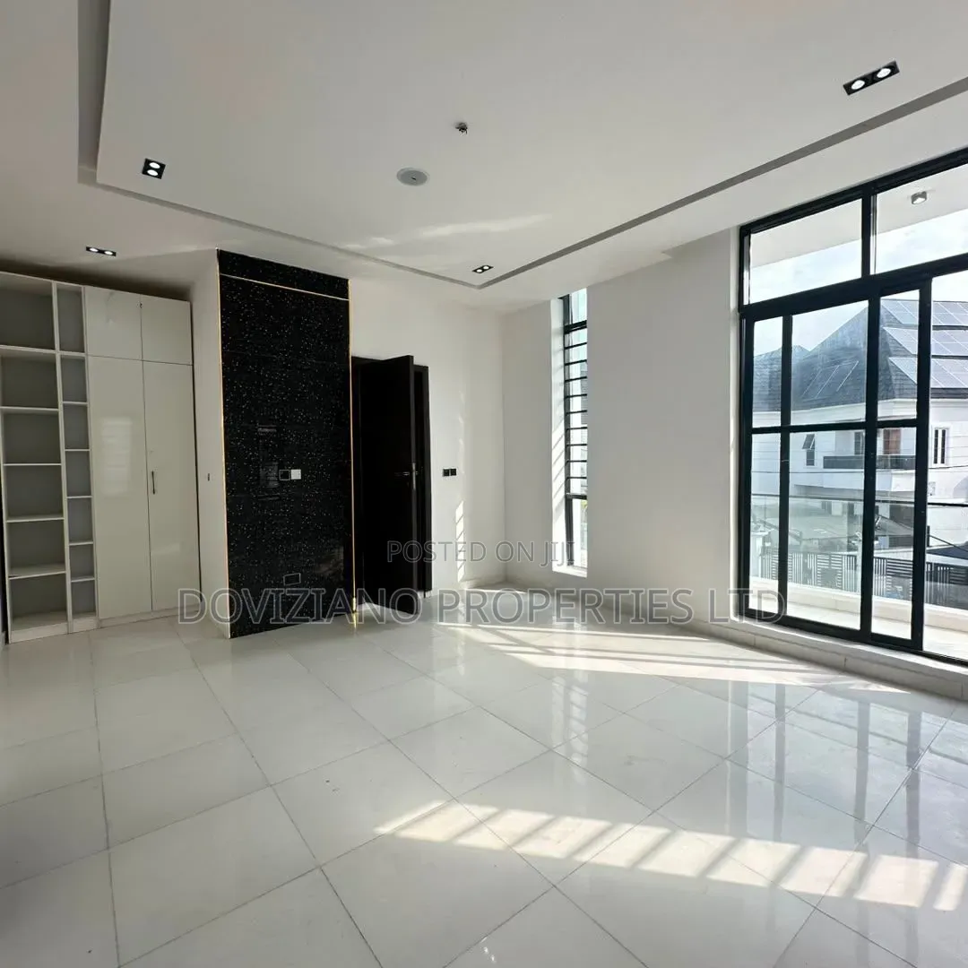 5bdrm Duplex in Ikota for sale