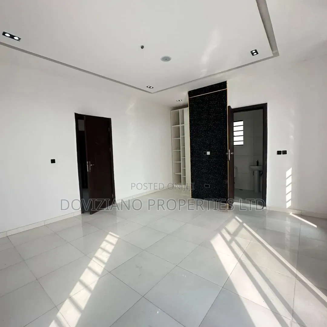 5bdrm Duplex in Ikota for sale