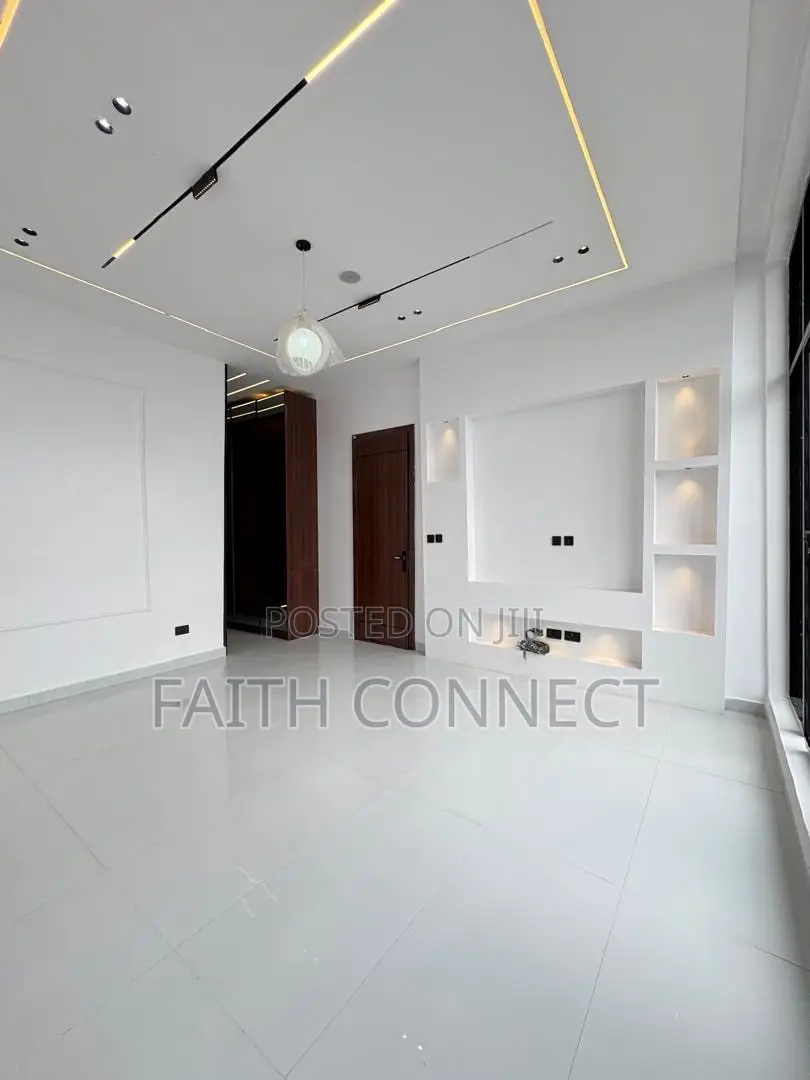 4bdrm Duplex in Ikota for sale