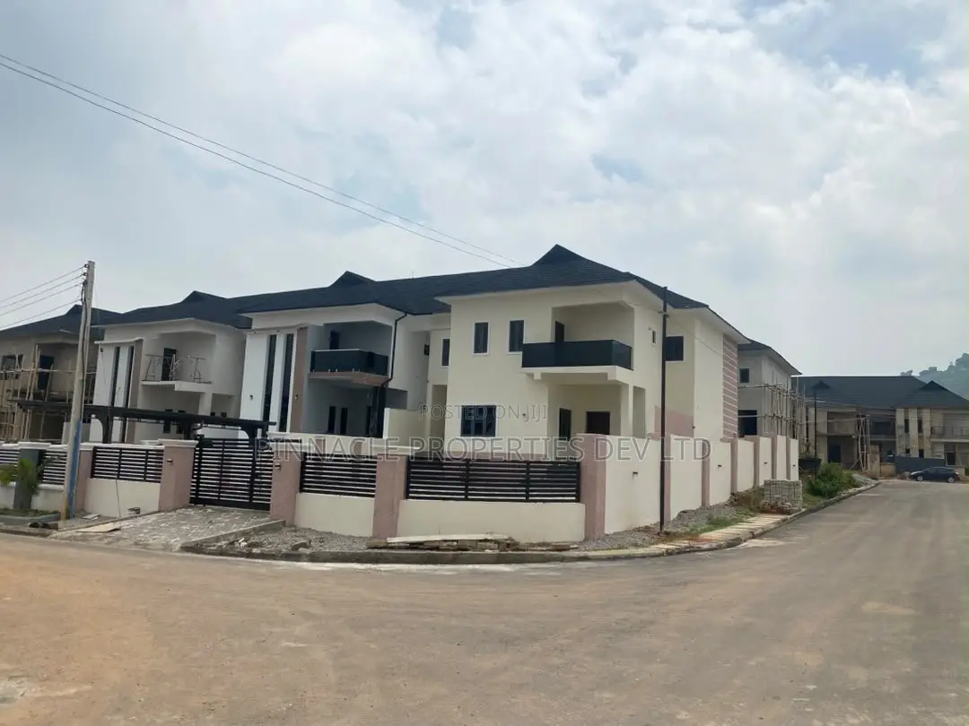 4bdrm Duplex in Admiralty Estate for sale