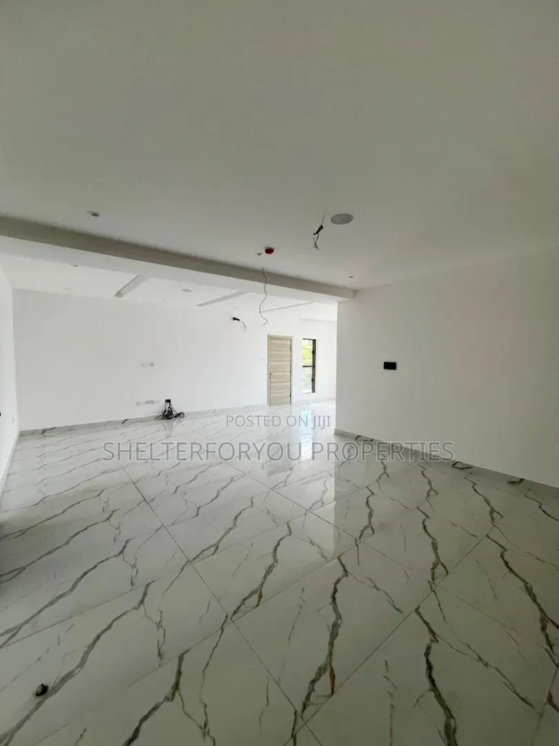 3bdrm Apartment in Lekki Phase 1 for sale