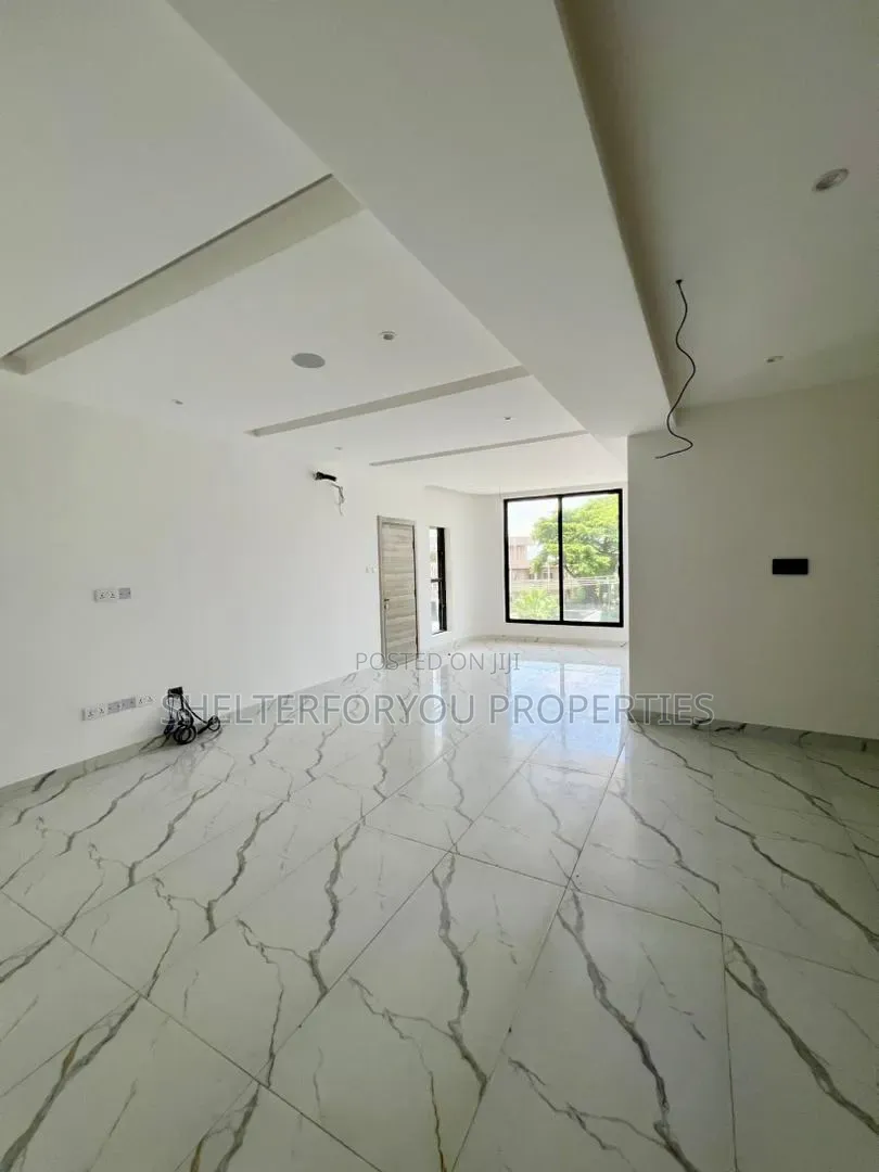 3bdrm Apartment in Lekki Phase 1 for sale
