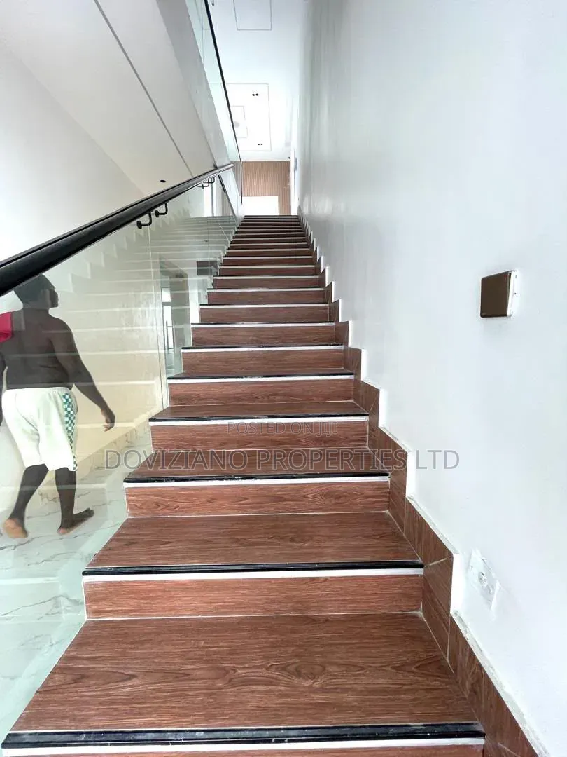 5bdrm Duplex in Off Lekki-Epe Expressway for sale