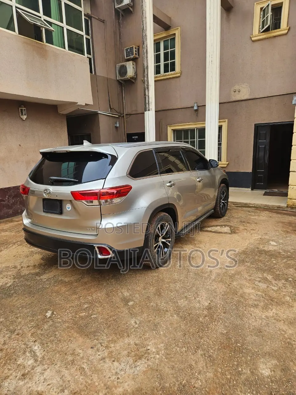 Toyota Highlander XLE V6 4x4 (3.5L 6cyl 6A) 2016 Gold