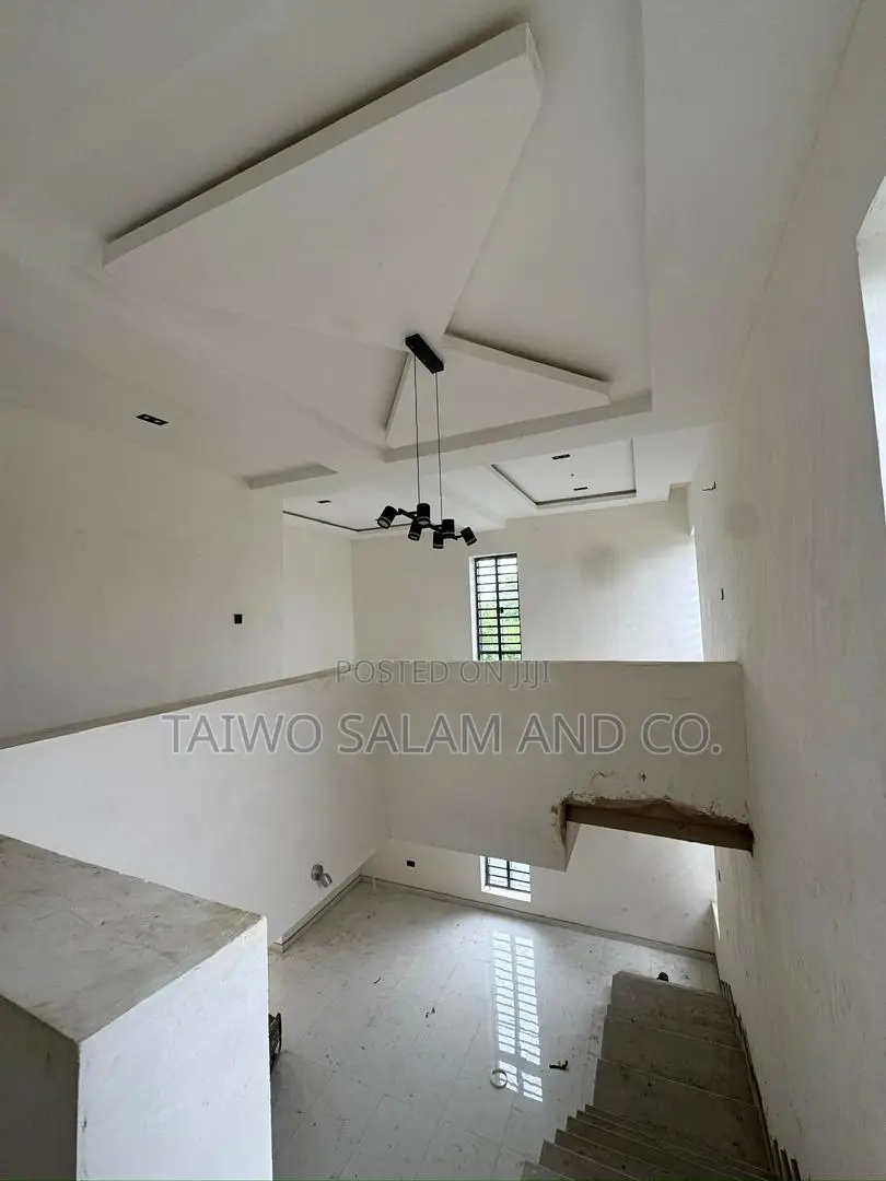 4bdrm Duplex in Alalubosa for sale