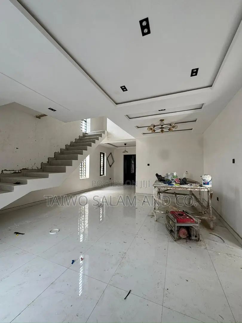 4bdrm Duplex in Alalubosa for sale