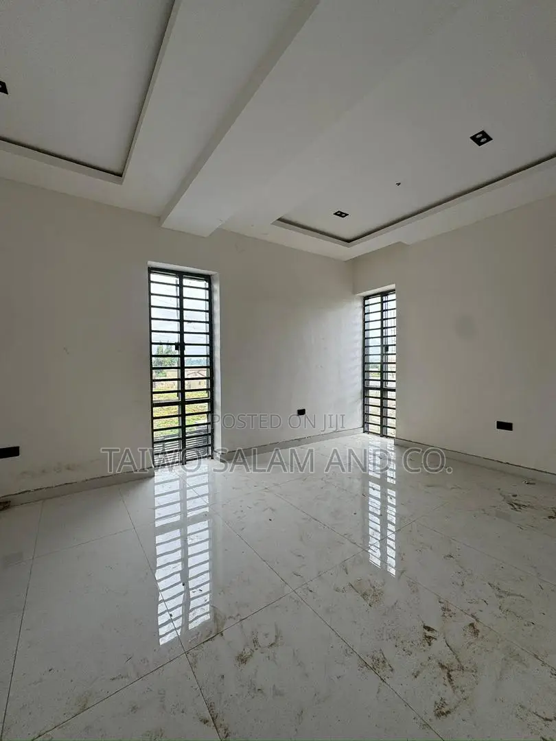4bdrm Duplex in Alalubosa for sale