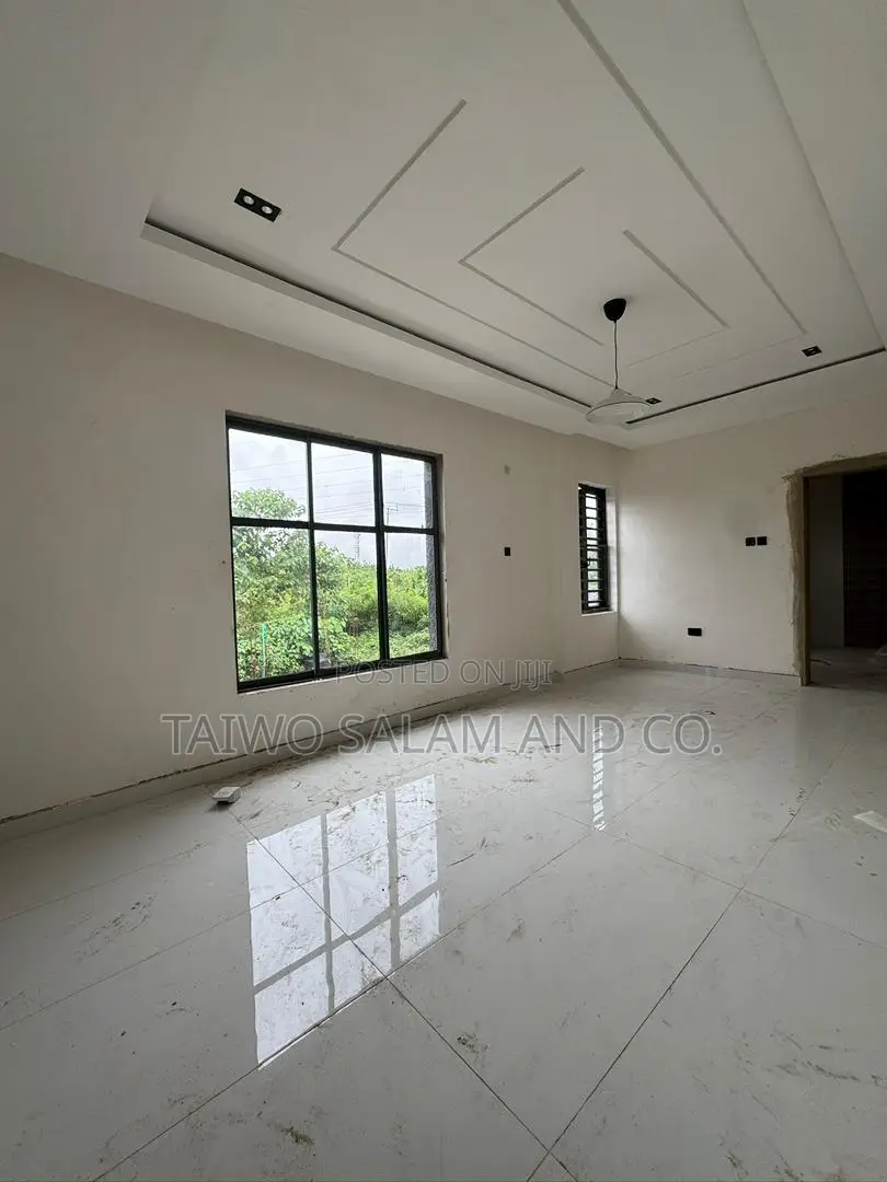4bdrm Duplex in Alalubosa for sale