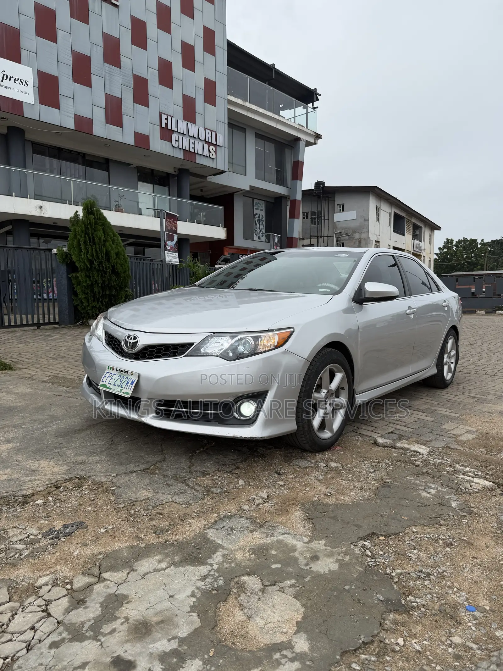 Toyota Camry SE V6 4dr Sedan (3.5L 6cyl 6A) 2012 Silver
