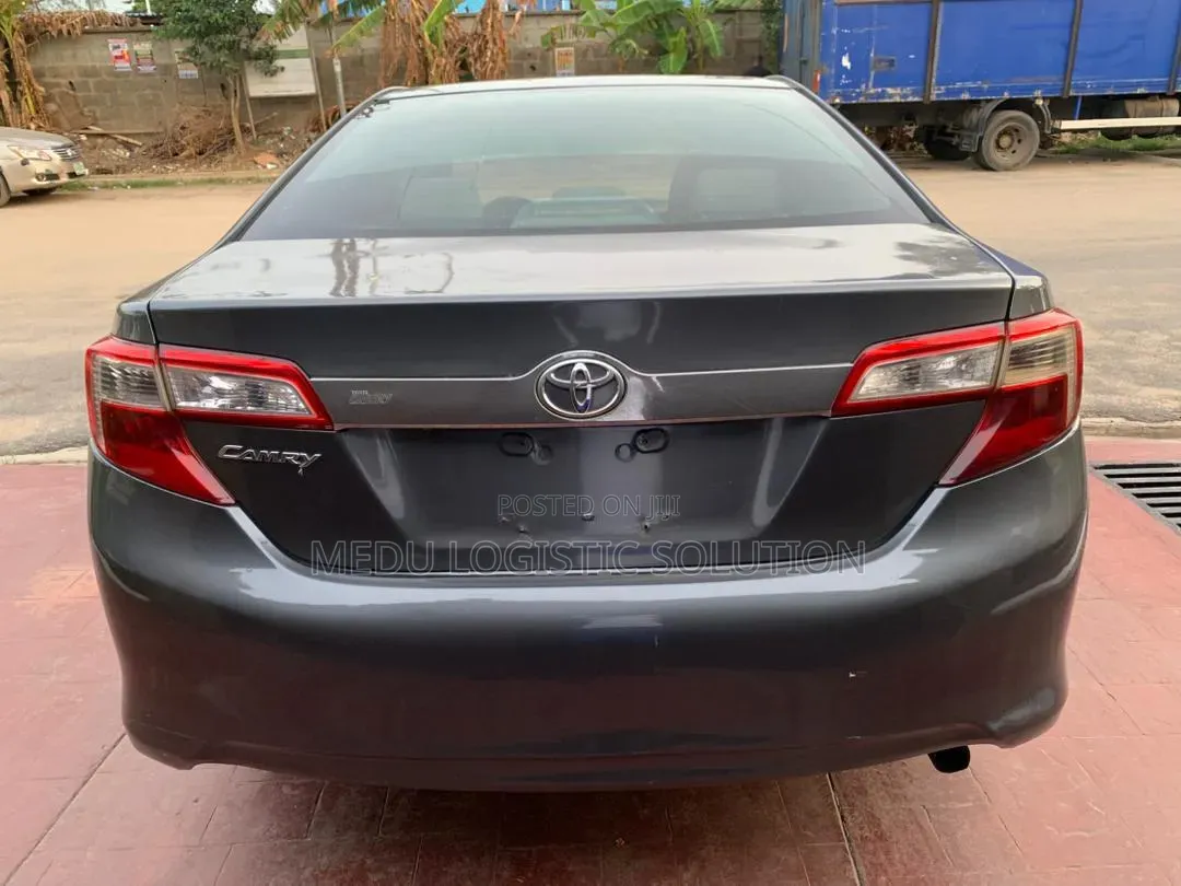 Toyota Camry LE 4dr Sedan (2.5L 4cyl 6A) 2013 Gray