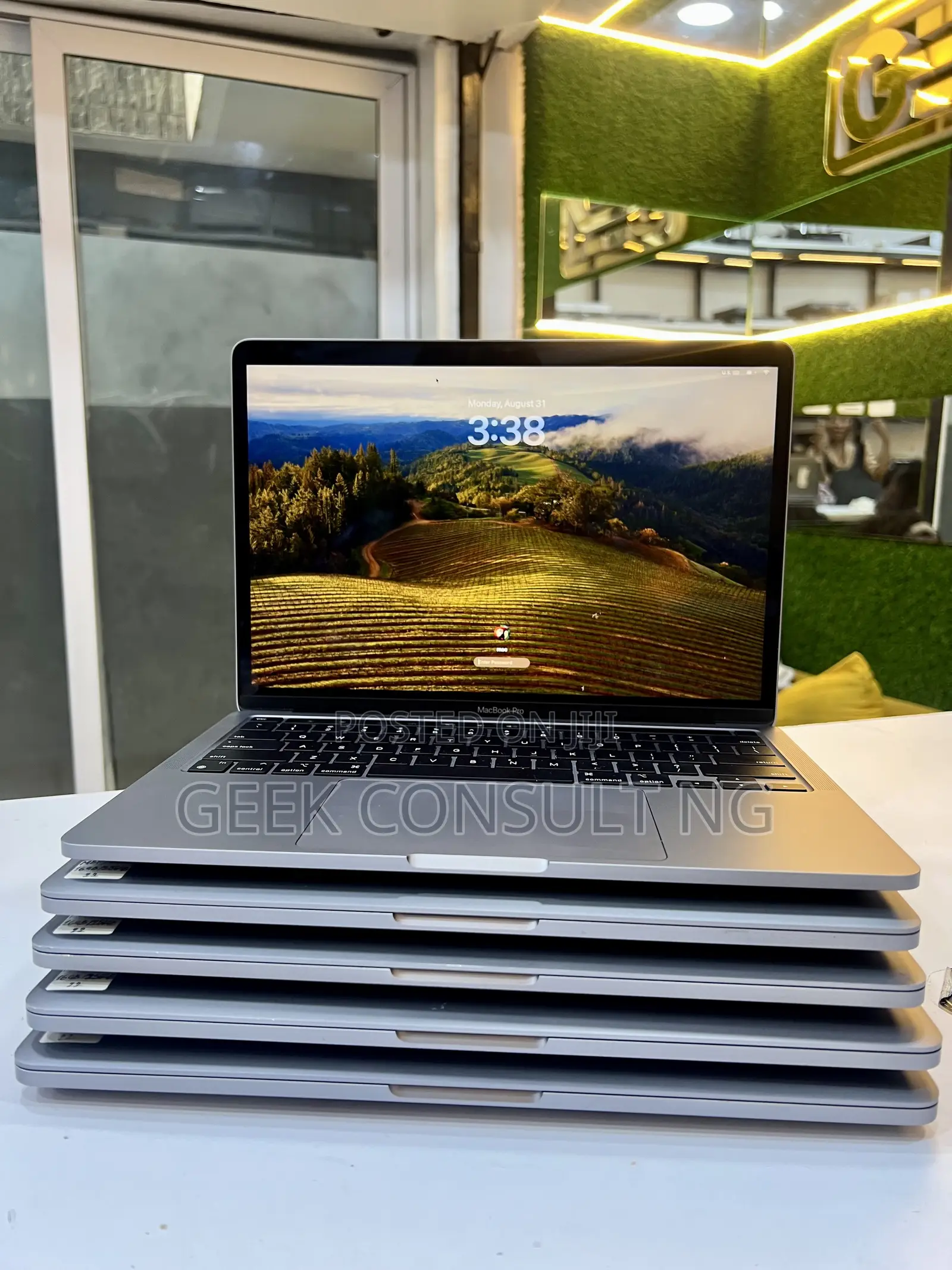 Laptop Apple MacBook Pro 2022 M2 16GB Intel Core M2 SSD 256GB