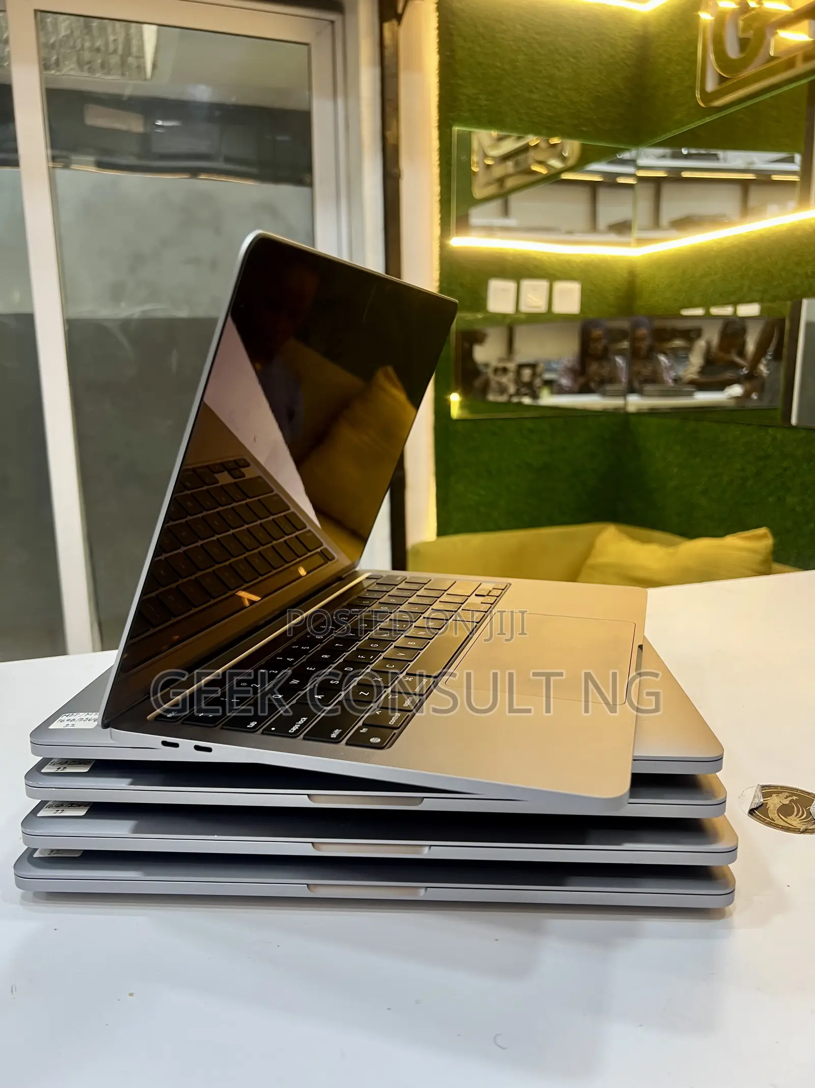 Laptop Apple MacBook Pro 2022 M2 16GB Intel Core M2 SSD 256GB