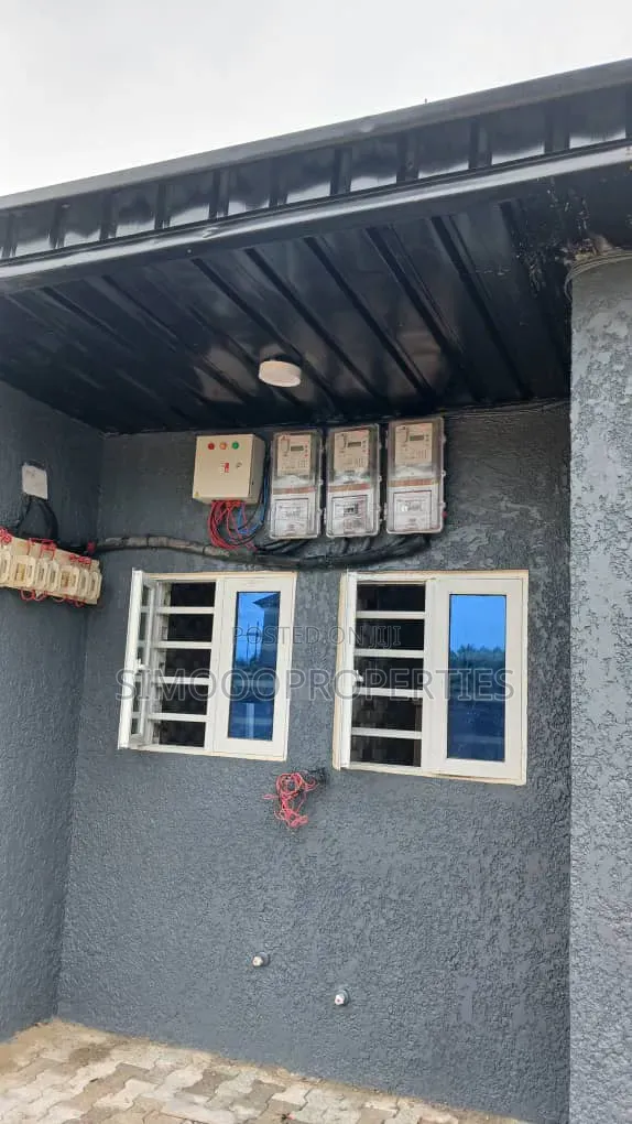 1bdrm Block of Flats in Royal Garden, Lakowe for rent