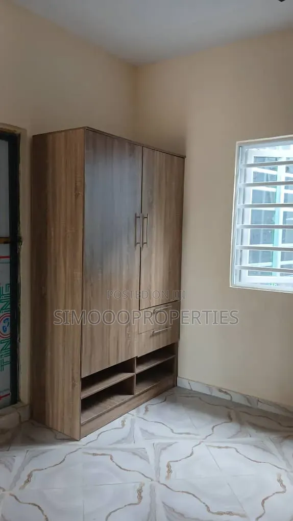 1bdrm Block of Flats in Royal Garden, Lakowe for rent