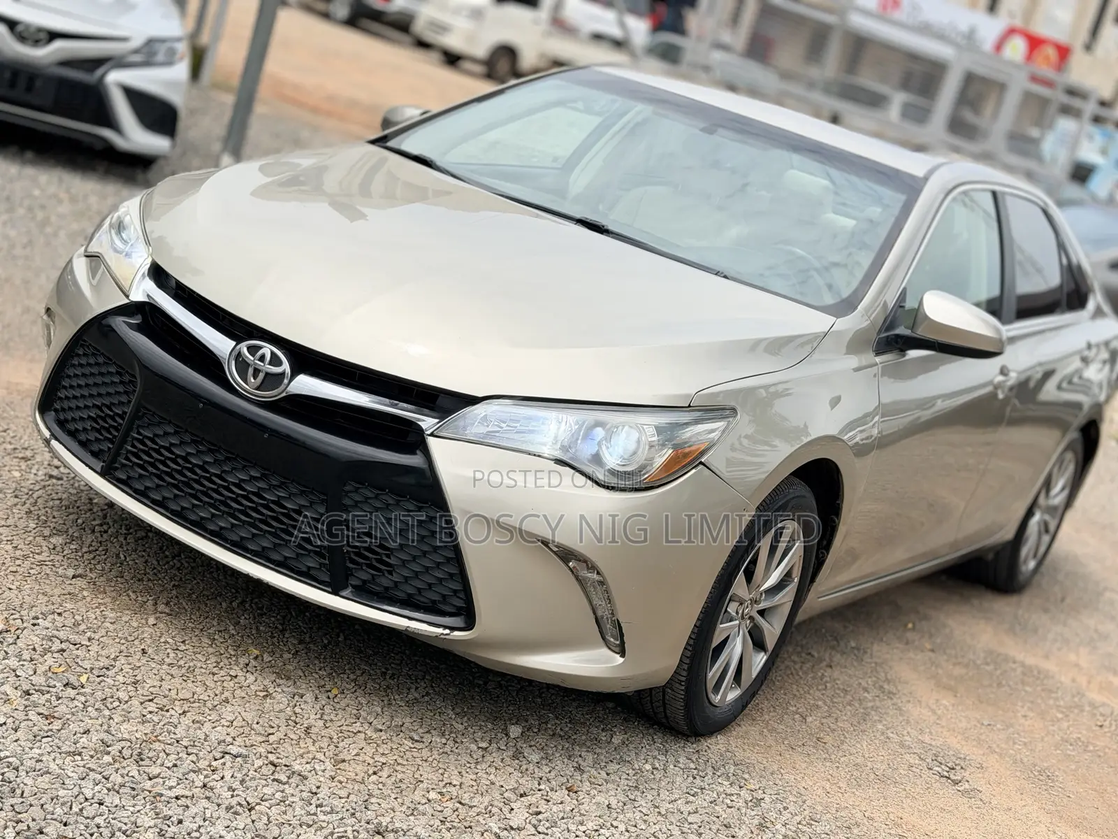 Toyota Camry XLE 4dr Sedan (2.5L 4cyl 6A) 2015 Gold